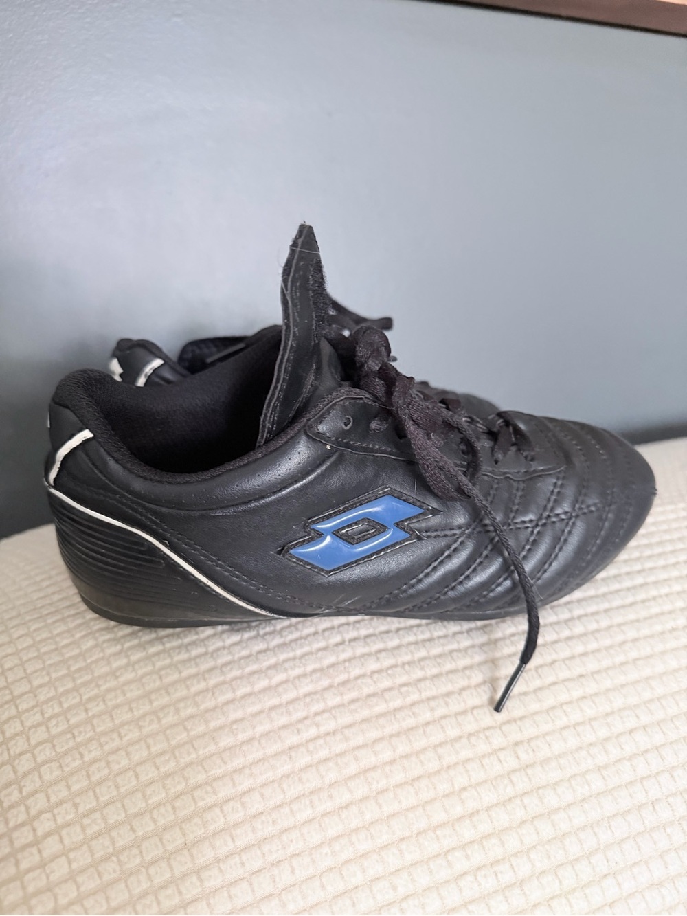 ✨5/$25✨OTTO Kids Black cleats with Blue Logo Accent size 2 & soccer socks XS